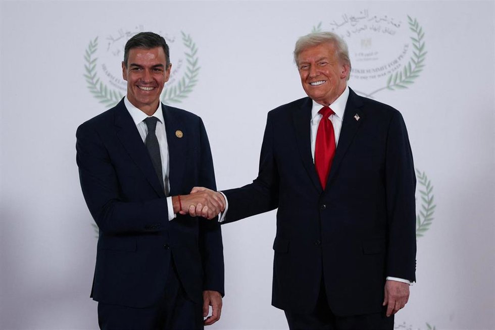 Archivo - 13 October 2025, Egypt, Sharm El-Sheikh: US President Donald Trump (R) and Spanish Prime Minister Pedro Sanchez shake hands as they pose for a photo at the Sharm El-Sheikh Peace Summit in Egypt. The meeting of heads of state and government is 