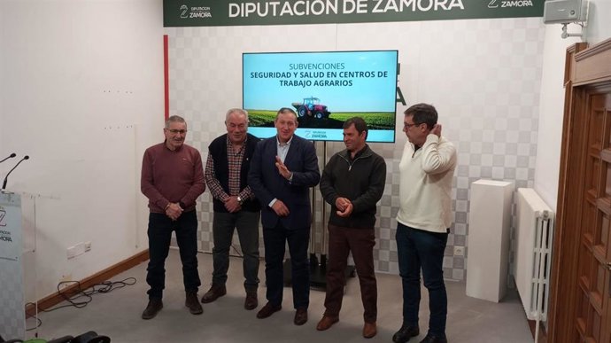 El presidente de la Diputación de Zamora, Javier Faúndez, junto a los representantes de las OPAs