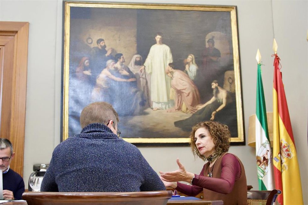 La vicepresidenta primera del Gobierno y ministra de Hacienda, María Jesús Montero, asiste a una reunión con el delegado del Gobierno en Andalucía, Pedro Fernández, donde analizan los efectos de la borrasca 'Leonardo' en la comunidad y el dispositivo pu