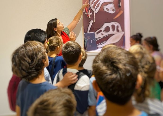 Una investigadora en una actividad con escolares en la Casa de la Ciencia.