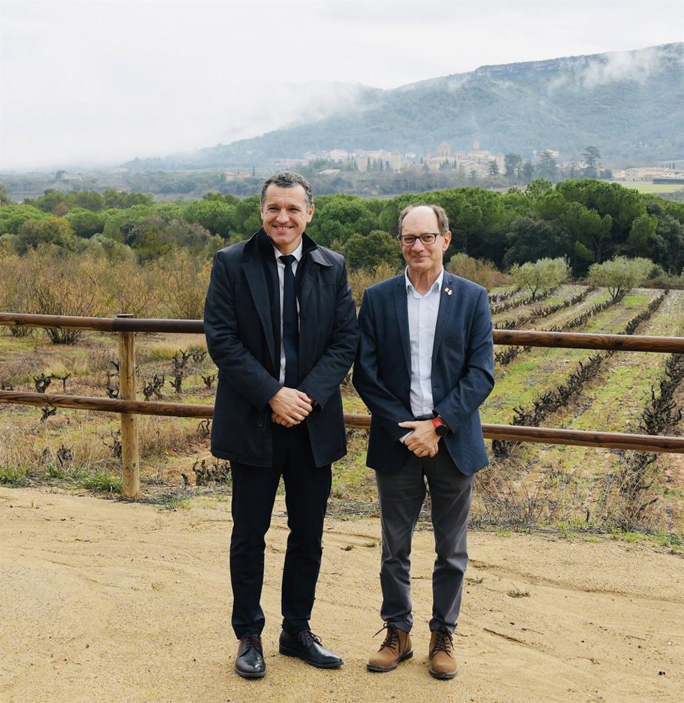 Imagen del conseller de Agricultura, scar Ordeig, y el alcalde de Vimbodí i Poblet (Tarragona), uno de los municipios considerados de alto riesgo.