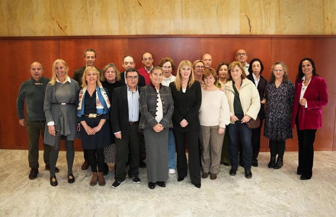 La consejera de Ecoomía, Carolina España, con funcionarios jubilados en 2025.