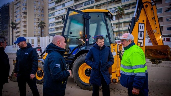 El alcalde de Cádiz, Bruno García, inspeccionando las playas tras los efectos del temporal.
