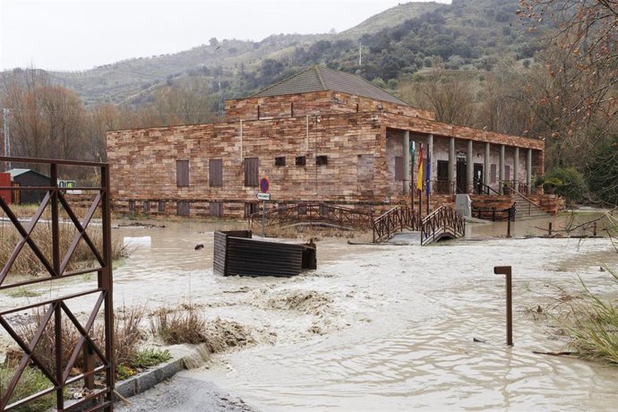 Imagen del río Aguas Blancas desbordado tras el paso de la borrasca Leonardo este pasado jueves