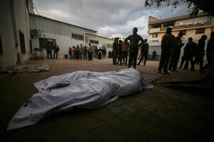 Archivo - Arxiu - Palestins junt amb diversos morts per un bombardeig de l'Exèrcit d'Israel contra un vehicle en la ciutat de Gaza al desembre del 2025 malgrat l'alto el foc en vigor des del 10 d'octubre d'este any (arxiu)