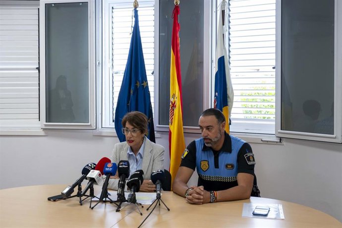 La alcaldesa de Mogán y concejala de Seguridad Ciudadana, Onalia Bueno, y el jefe accidental de la Policía Local, Marcos Domínguez