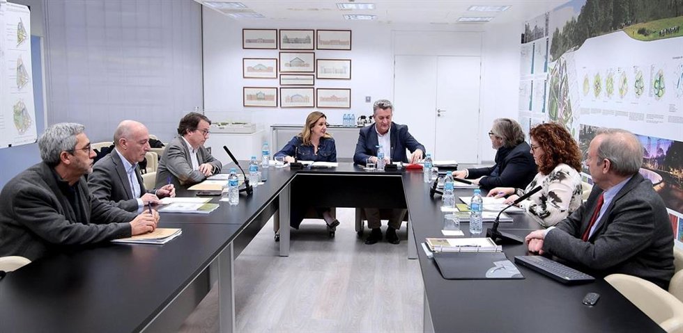 Imagen de la reunión de Valencia Parque Central con alcaldesa de Valncia, María José Catalá, y el vicepresidente tercero de la Generalitat y conseller de Medio Ambiente, Infraestructuras, Territorio y de la Recuperación, Vicente Martínez Mus.