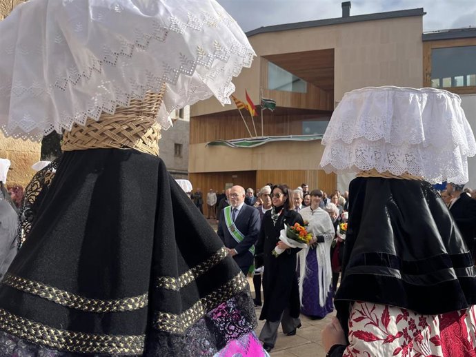 La vicepresidenta de la Diputación Provincial de Zaragoza (DPZ), Teresa Ladrero, en la procesión de las Panbenditeras de Escatrón.