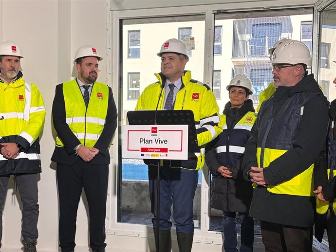 El consejero de Vivienda, Transportes e Infraestructuras de la Comunidad de Madrid, Jorge Rodrigo, junto a la ministra de Vivienda y Agenda Urbana, Isabel Rodríguez, en las obras de una promoción de vivienda protegida en Aranjuez