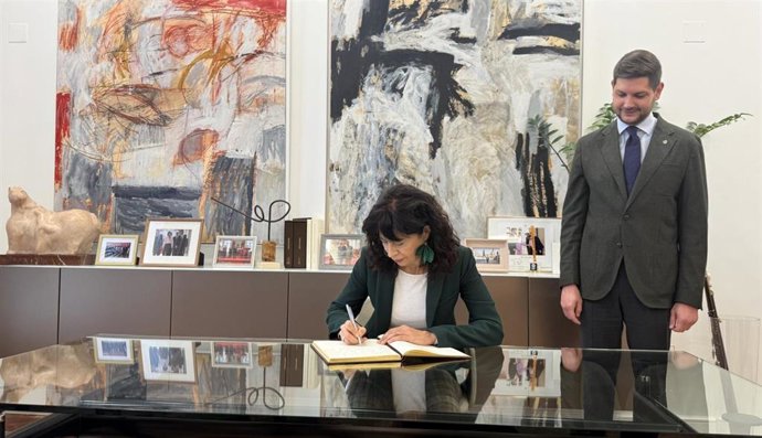 La ministra Ana Redondo firma en el libro de honor del Ayuntamiento junto al alcalde, José Manuel Prieto