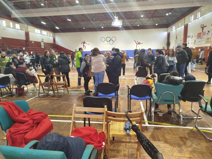 Vecinos desalojados de La Bazana y Valuengo, en el polideportivo de Jerez de los Caballeros