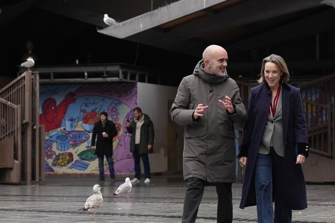 (I-D) Sirera Y Gamarra Pasean Por La Plaza De La Gardunya Del Raval, En Barcelona, Este Jueves 5 De Febrero De 2026