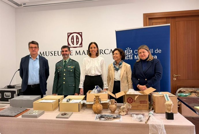 El Consell muestra el material arqueológico expoliado que un matrimonio intentó sacar de Mallorca en 2024