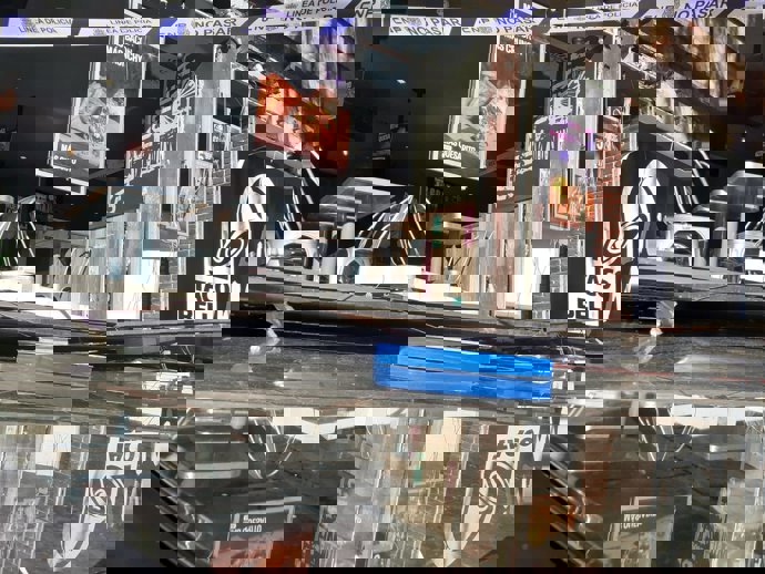 Imagen del ventanal roto por el viento en la Plaza de Ayuntamiento de València