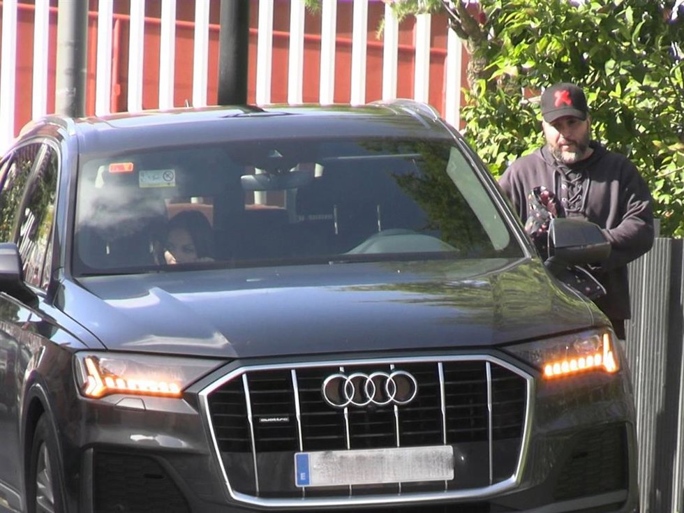 Kiko Rivera y su novia Lola han acudido a recoger a la hija del dj al colegio
