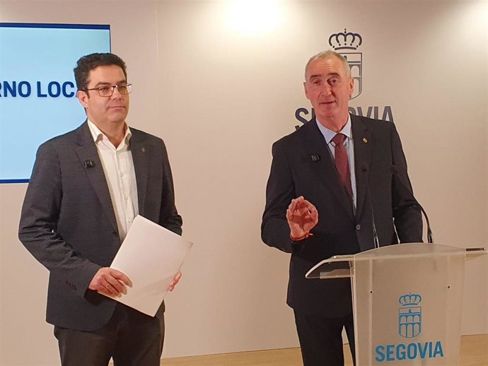 El alcalde de Segovia, José Mazarías, junto al concejal portavoz y de Hacienda, José Horcajo