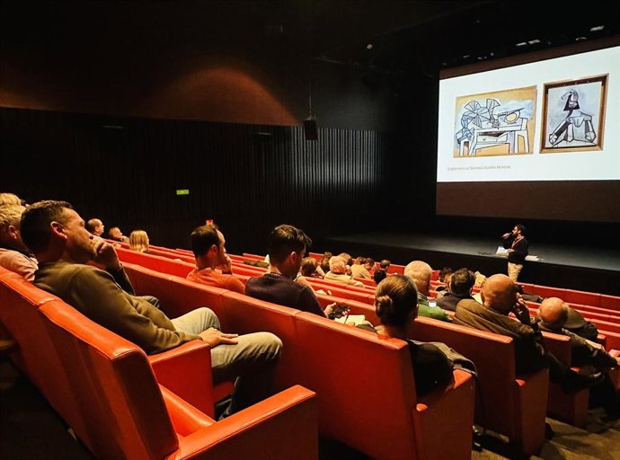 El Museo Picasso Málaga está llevando a cabo un curso de formación para renovar la acreditación de guías turísticos oficiales que ya trabajan en el Museo Picasso Málaga, con el fin de que puedan continuar su labor de mediación durante el periodo 2026-2028