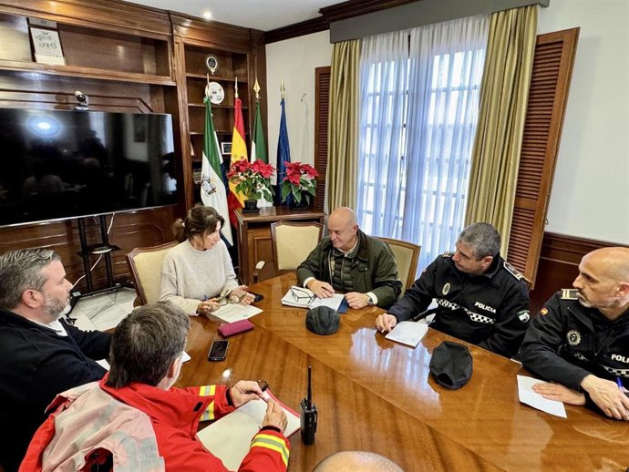 La alcaldesa de Mijas (Málaga), Ana Mata, preside una reunión del comité asesor de emergencias del Ayuntamiento