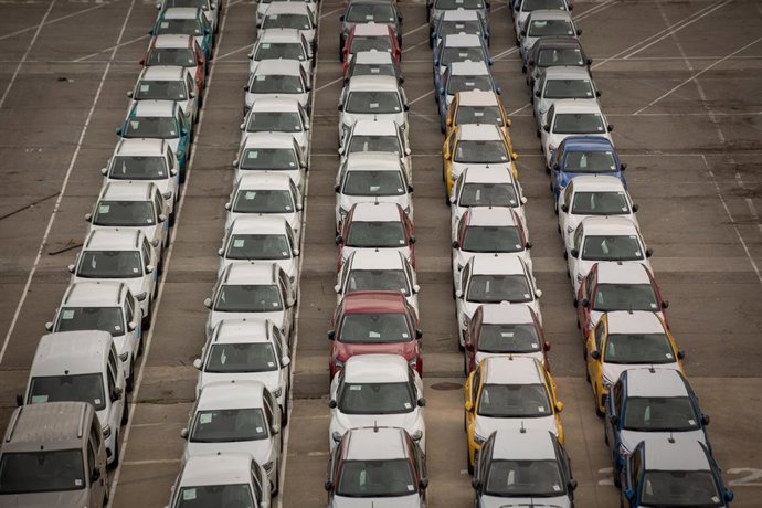 Archivo - Un conjunto de coches aparcados en el puerto de Barcelona.