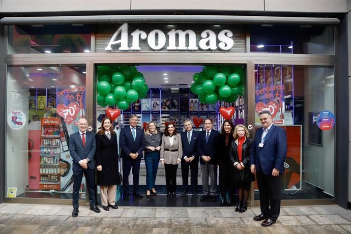 La consejera de Empleo, Empresa y Trabajo Autónomo, Rocío Blanco (5i), visita un comercio en Málaga dentro del acto central con el que el Gobierno andaluz conmemora el Día del Comercio de Andalucía.