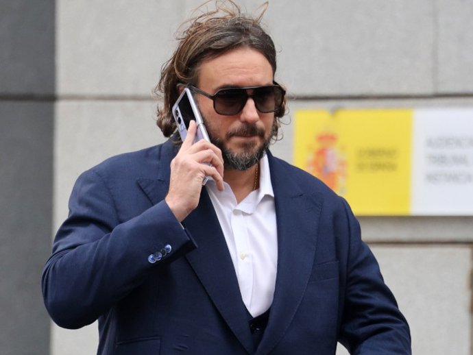 Francisco de Borbón, acompañado de su abogada, abandona la Audiencia Nacional, a 04 de febrero de 2026, en Madrid (España).