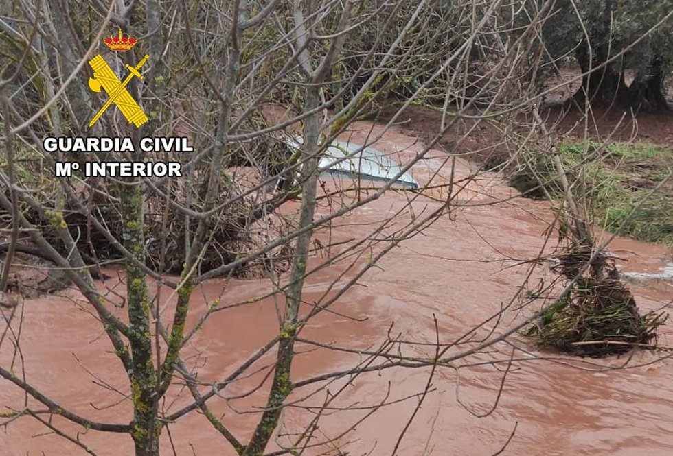 Imagen del vehículo arrastrado por el arroyo en Santisteban del Puerto