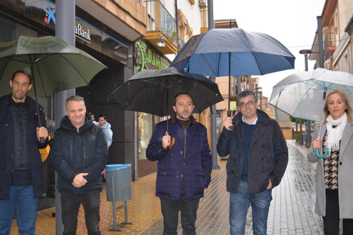 El delegado de Empleo, Javier Martín, segundo por la izquierda en la imagen, junto al alcalde de Peligros, Roberto García