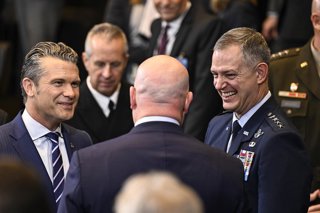 El general nord-americà Alexus Grynkewich amb el secretari de Defensa dels EUA, Pete Hegseth,  abans d'una reunió de l'OTAN a Brussel·les