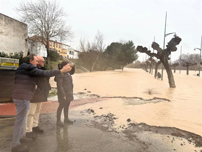 El subdelegado del Gobierno, Manuel Fernández (c), observa el río Guadalquivir en Villanueva de la Reina, junto al alcalde, Blas Alves.