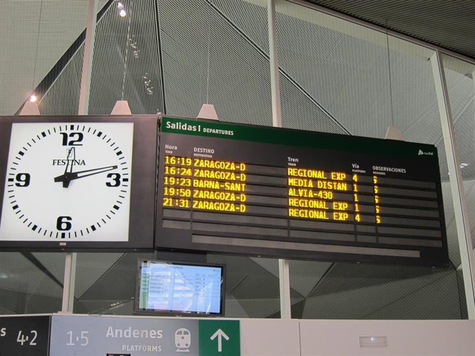 Archivo - Estación De Tren. Panel Llegadas Salidas Retrasos Viajar Vacaciones