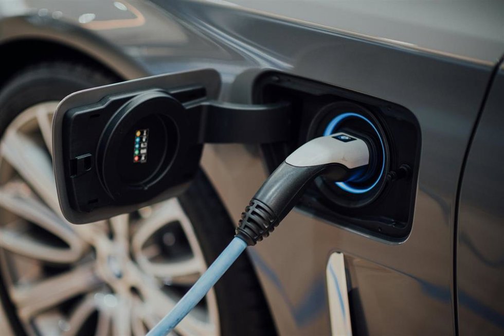 Archivo - Coche eléctrico cargando