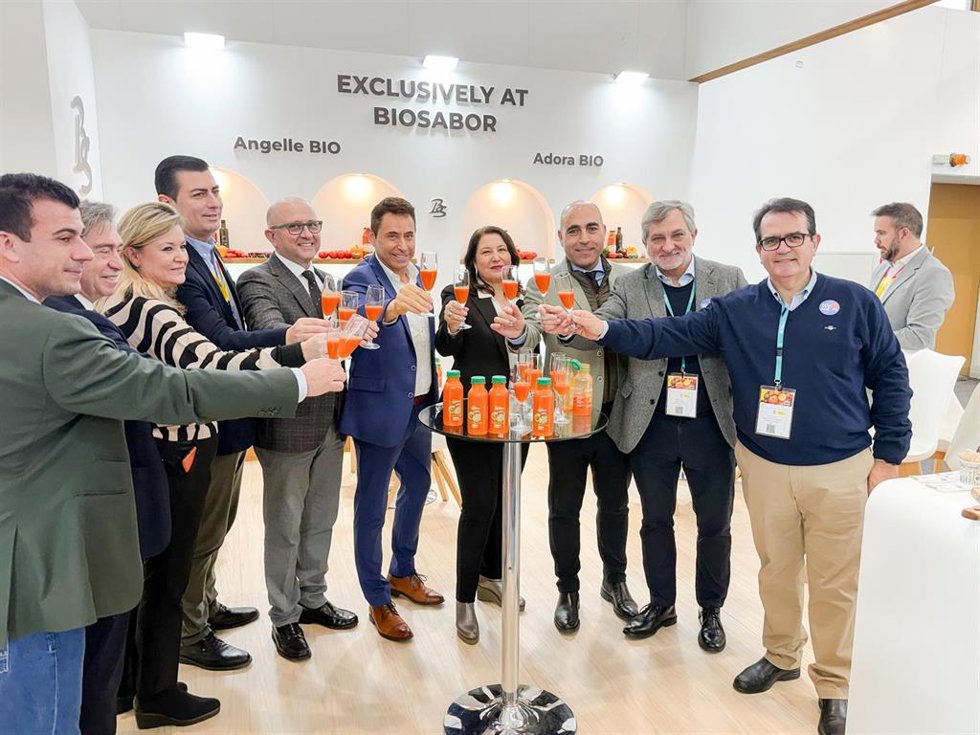 Representantes institucionales y empresariales brindan en el expositor de Biosabor durante la feria 'Fruit Logística' 2026 celebrada en Berlín (Alemania).