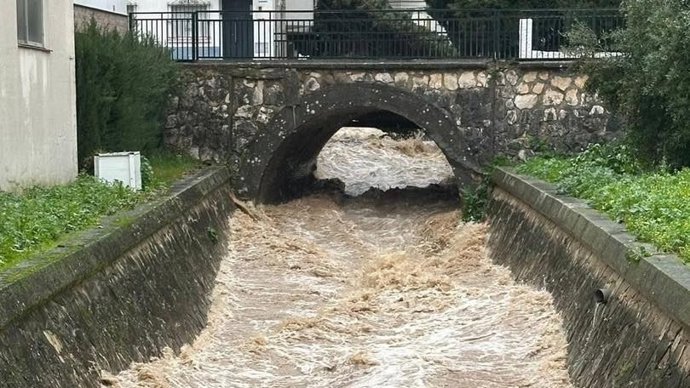 Paso del río Ubrique por esta misma localidad de la sierra de Cádiz.