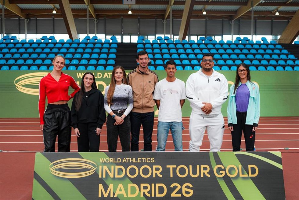 De izquierda a derecha, Lieke Klaver, Paula Sevilla, Marta García, Quique Llopis, Mohamed Attaoui, Unzué Muñoz y Nadia Batocletti, en la presentación del World Indoor Tour Madrid, en Gallur.
