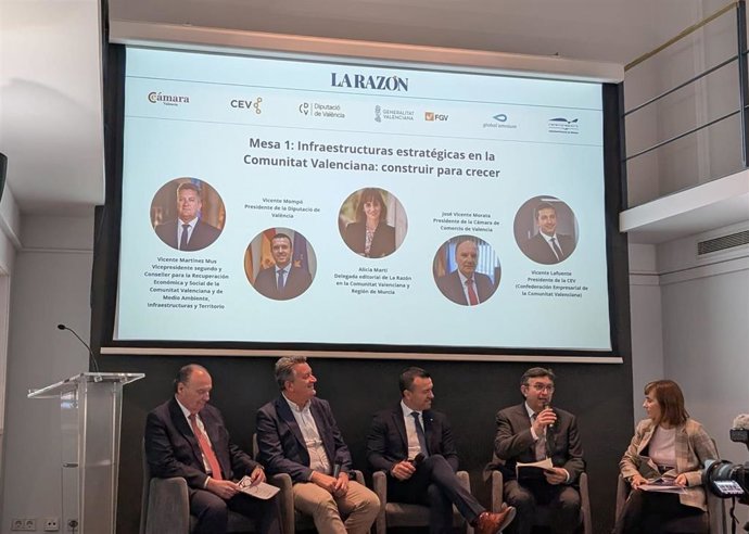Mesa organizada por La Razón con el vicepresidente tercero de la Generalitat, Vicente Martínez Mus; el presidente de la Diputació, Vicent Mompó; el presidente de la CEV, Vicente Lafuente, y el presidente de Cámara Valencia, José Vicente Morata