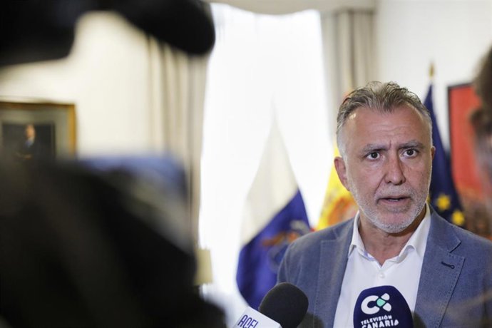 Archivo - El presidente de Canarias, Ángel Víctor Torres, ofrece declaraciones a los medios de comunicación , a 15 de julio de 2020.