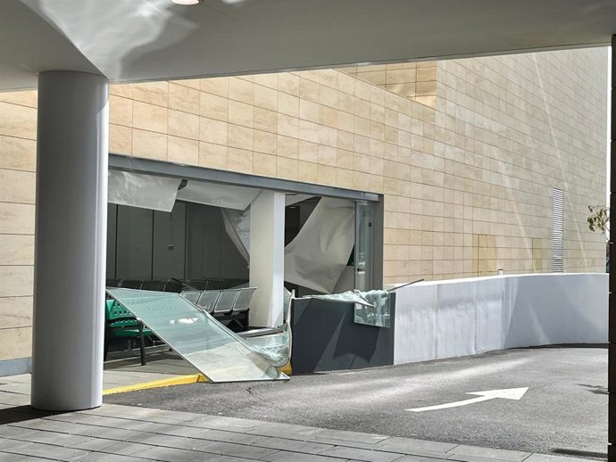 Daños por la caída de una cristalera en el Hospital Materno-Infantil 'Princesa Leonor' de Almería.