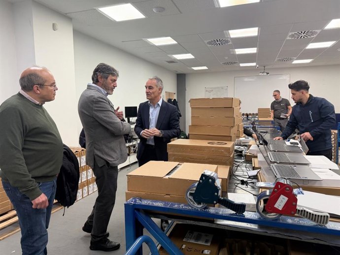 Gerardo Oliván en su visita a una de las empresas instaladas en Walqa