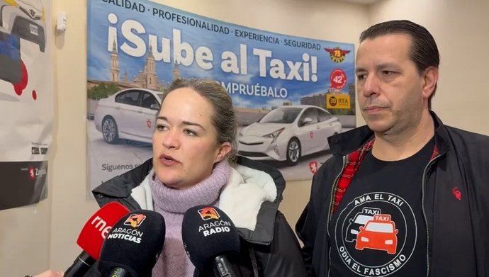 La candidata de Podemos-Alianza Verde a la Presidencia del Gobierno de Aragón, María Goikoetxea, en la Cooperativa del Taxi en Zaragoza.