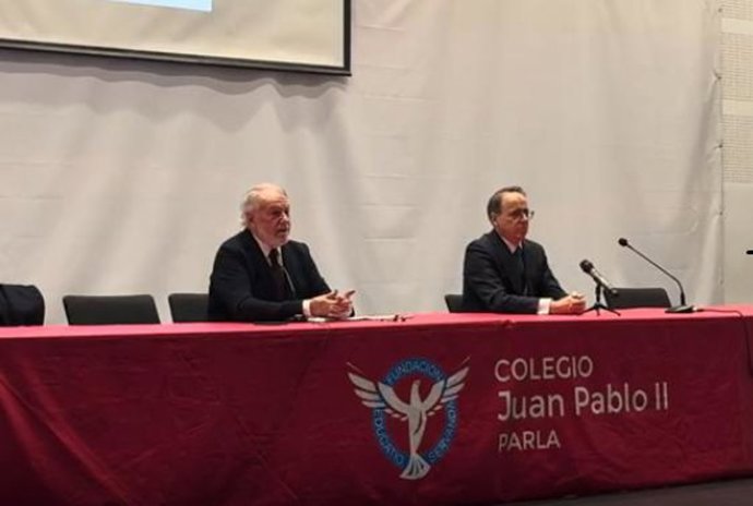 Jaime Mayor Oreja en el Colegio Juan Pablo II de Parla
