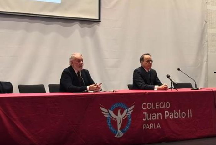 Jaime Mayor Oreja en el Colegio Juan Pablo II de Parla