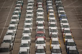 Archivo - Uns cotxes aparcats al Port de Barcelona