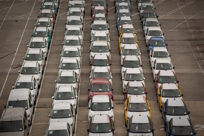 Archivo - Uns cotxes aparcats al Port de Barcelona