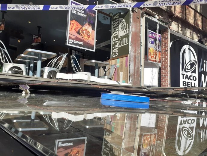 Imatge del finestral trencat pel vent a la Plaça de l'Ajuntament de València