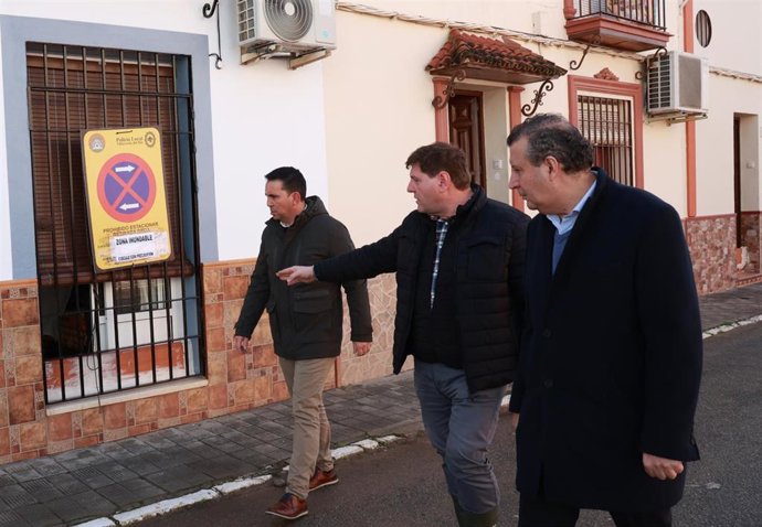 El presidente de la Diputación de Sevilla, Javier Fernández (1d), visita para interesarse y ofrecer la ayuda de la institución que preside, la localidad sevillana de Villaverde del río, que presenta peligro de inundación por la crecida del Guadalquivir.