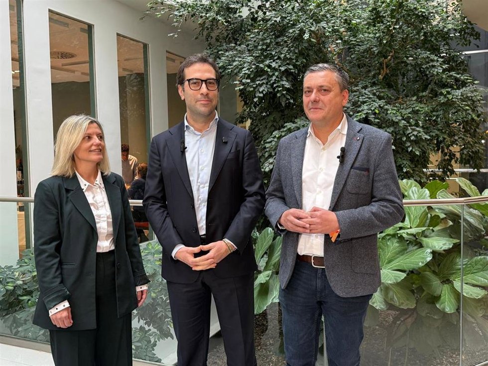 El ministro de Economía, Carlos Cuerpo, junto a la diputada del PSOE Begoña Nasarre y el secretario general del PSOE Alto Aragón, Fernando Sabés.