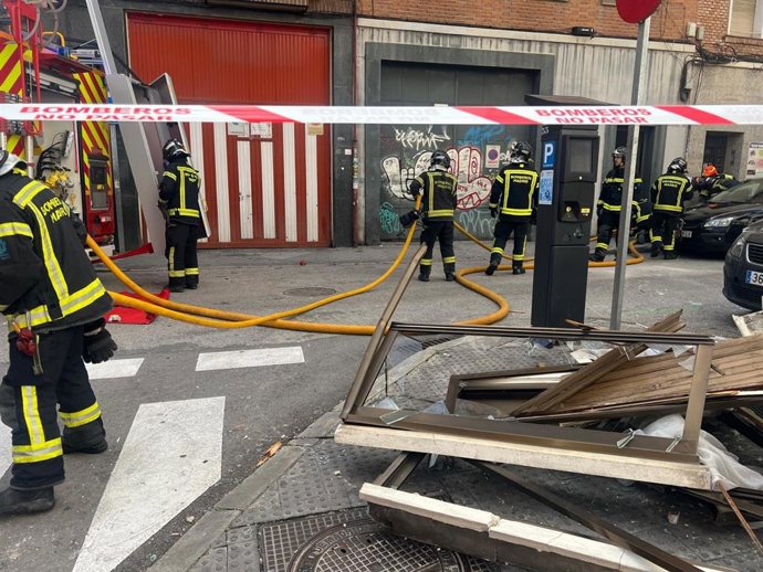 Bomberos del Ayuntamiento de Madrid en una explosión de gas en una vivienda de Usera (Madrid)