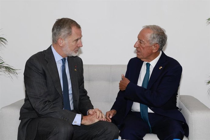 Archivo - El Rey Felipe VI saluda al presidente de Portugal, Marcelo Rebelo de Sousa, durante la presentación del Programa Iberoamericano de Discapacidad (PID) en el Hotel Oro Verde, a 14 de noviembre de 2024, en Cuenca (Ecuador).