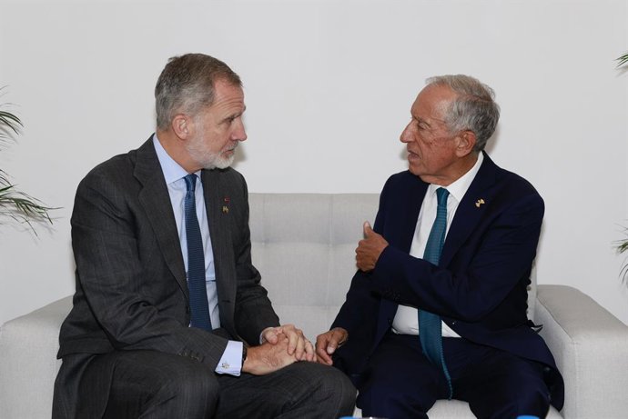 Archivo - El Rey Felipe VI saluda al presidente de Portugal, Marcelo Rebelo de Sousa, durante la presentación del Programa Iberoamericano de Discapacidad (PID) en el Hotel Oro Verde, a 14 de noviembre de 2024, en Cuenca (Ecuador). El Rey participa en la X