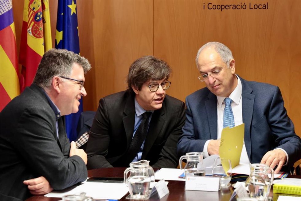 El conseller de Agricultura, Pesca y Medio Natura, Joan Simonet, (i) y el comisario europeo de Pesca, Costas Kadis, (d).
